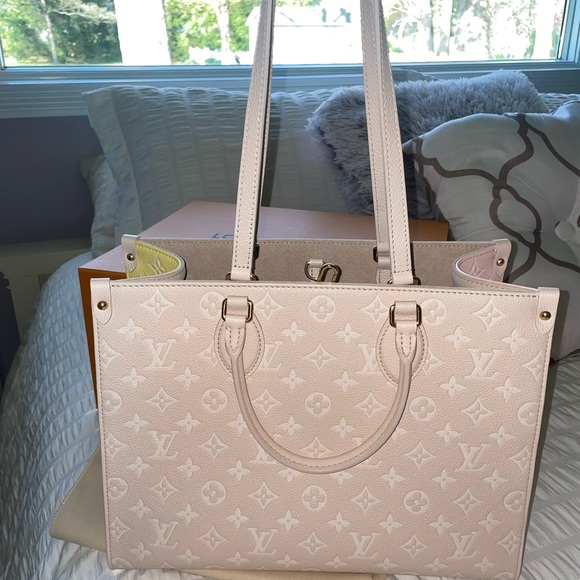 Louis Vuitton OntheGo MM - Picture 8 of 11